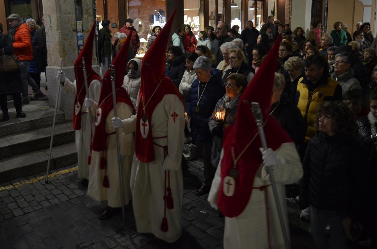Des dizaines de fidèles ont suivi le Christ de la santé dans la procession.