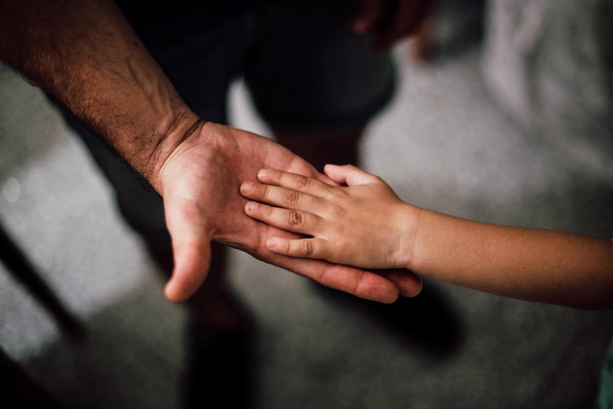 La croissance des mains ou des pieds est l'un des premiers symptômes de l'acromégalie