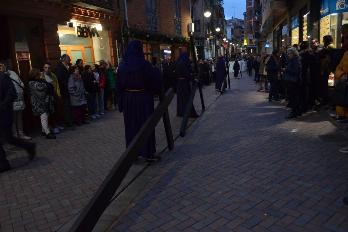 Les Nazarenes de Cruz, reposant par des forgerons. | EP