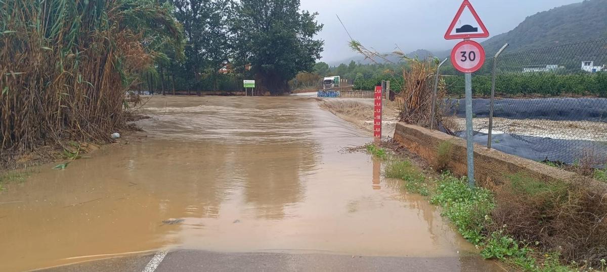 El Barranco de Horteta, à Torrent, à 13 h 23 le 29-O. Un compteur visuel est observé qui marque environ 40 centimètres de hauteur d'eau.