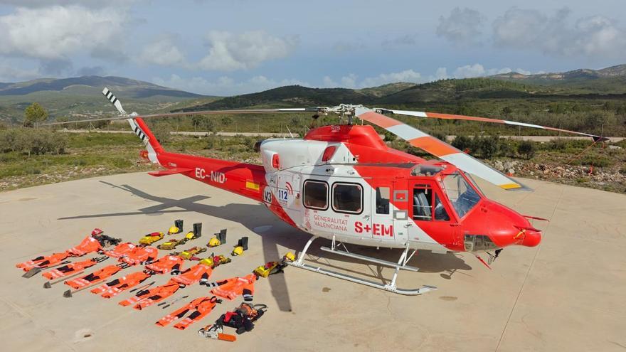 Uno de los helicópteros de bomberos forestales, en la base de Siete Aguas el 31 de octubre.
