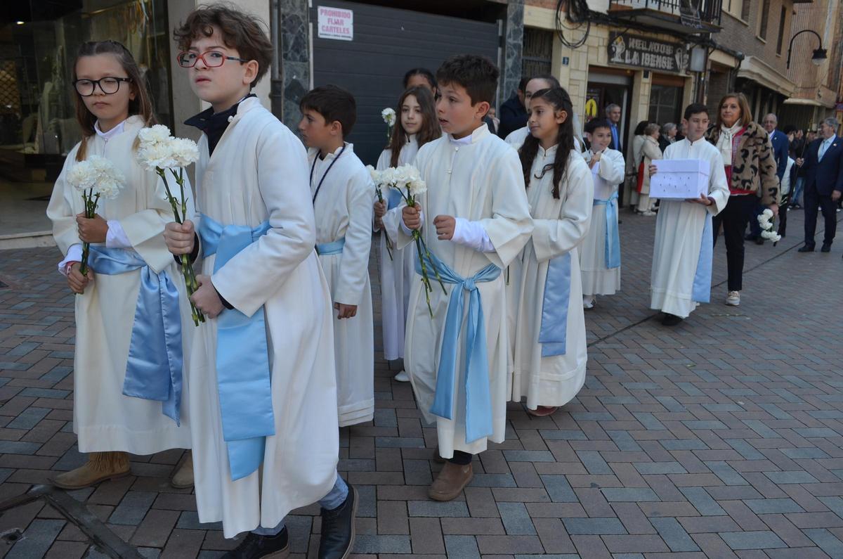 Garçons et filles qui ont accompagné la Vierge dans leur tournée de procession.