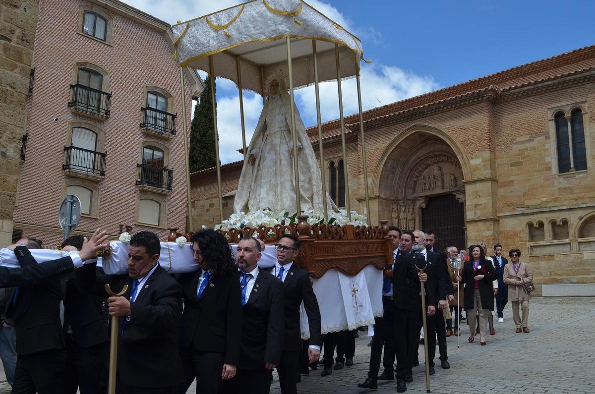 La vierge dans son voyage vers l'ermitage, dans la rue.
