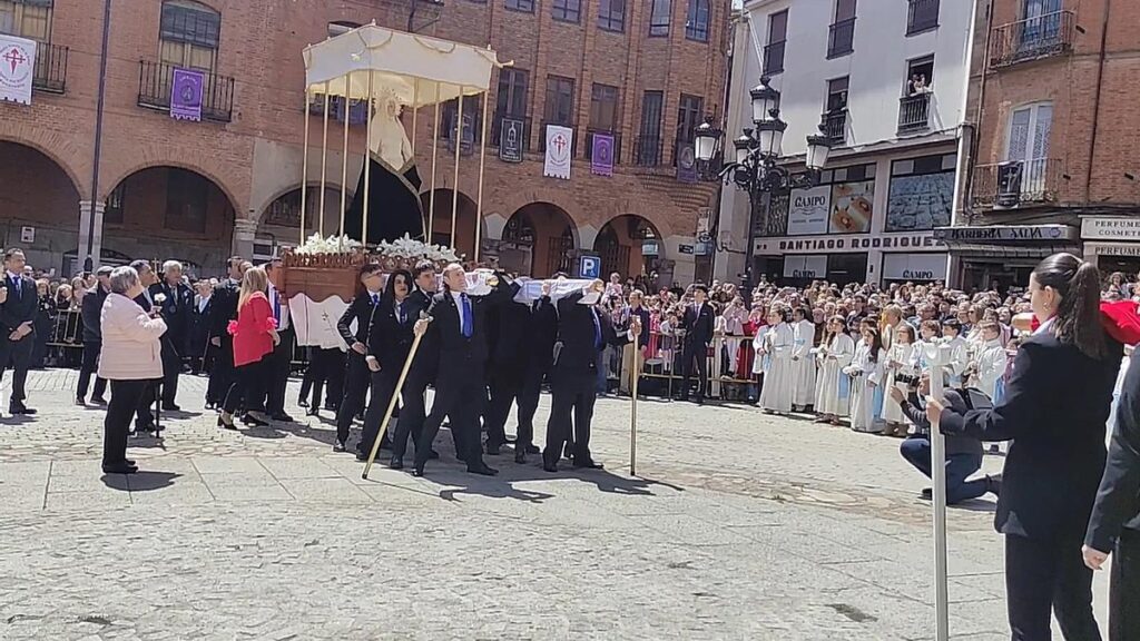Momento de la caída del manto negro de la Virgen de las Angustias.