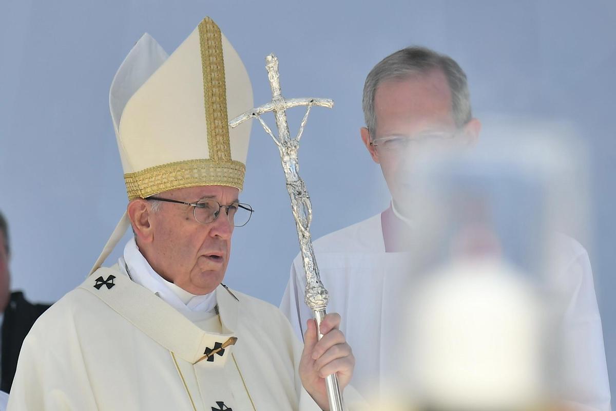 Le pape François célèbre une messe lors d'un voyage officiel à Abu Dhabi.