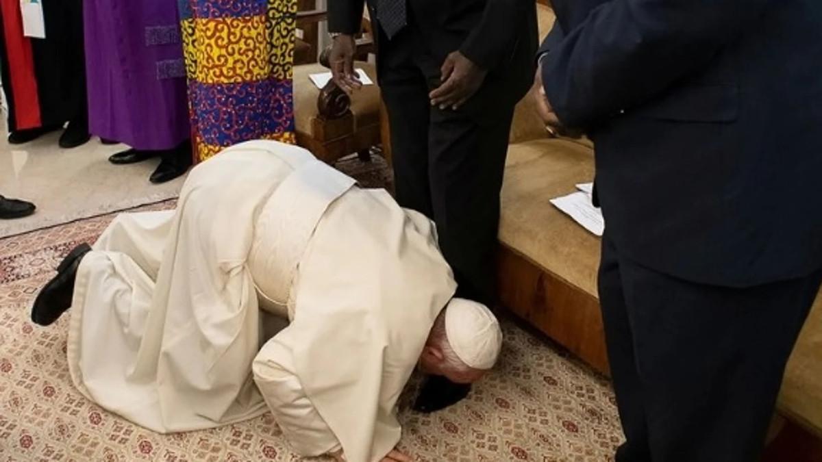 Le pape François rompt avec le protocole pour la paix: il embrasse les pieds des dirigeants du Soudan du Sud pour se réconcilier.