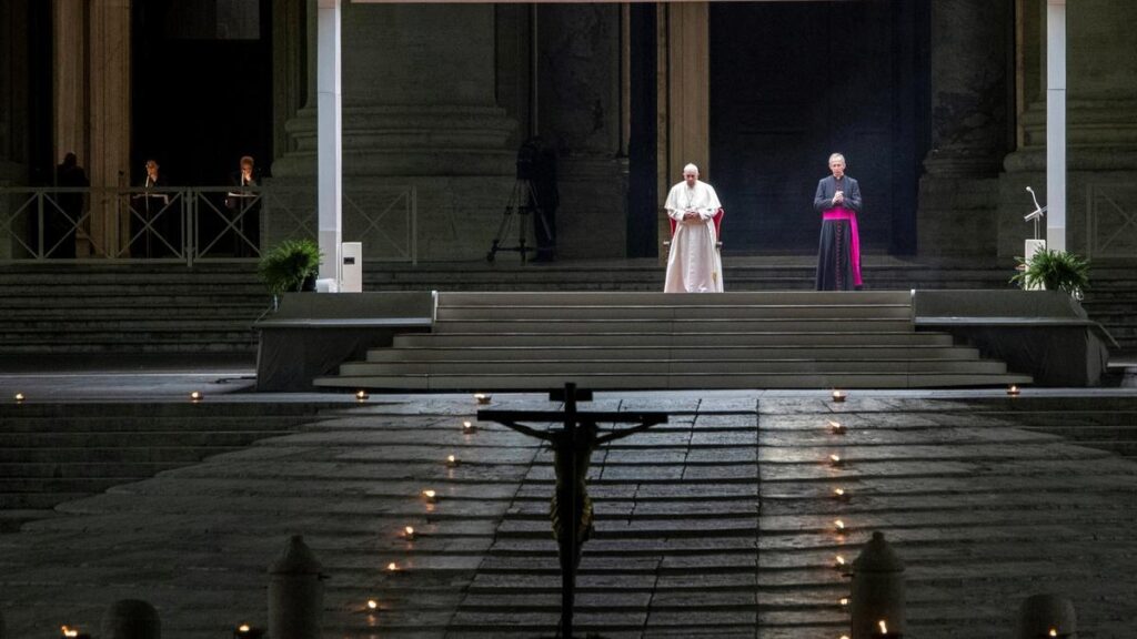 El papa Francisco oficia la eucaristía del Viernes Santos ante una vacía Plaza de San Pedro en plena pandemia.