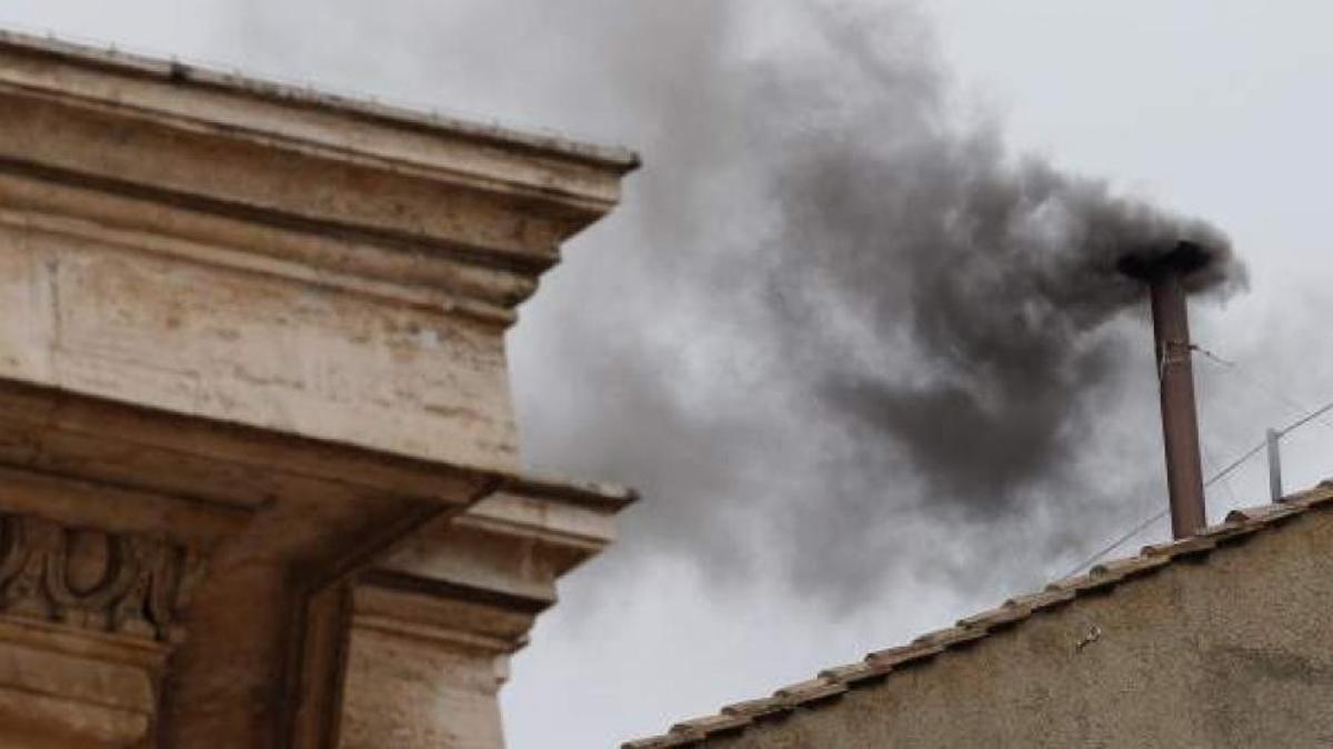 Le tabagisme noir indique que l'élection du nouveau pape n'a pas fructueuse.