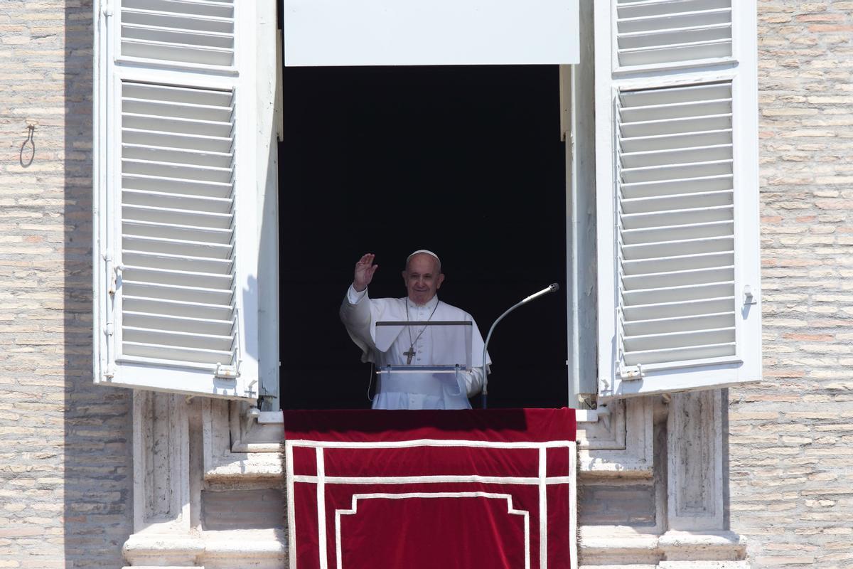 Le pape François salue les fidèles du balcon du palais apostolique de la Plaza San Pedro.
