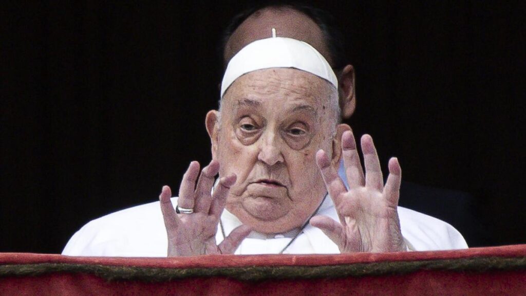 El último día de Francisco: recepción con Vance y regreso en papamóvil entre sus fieles