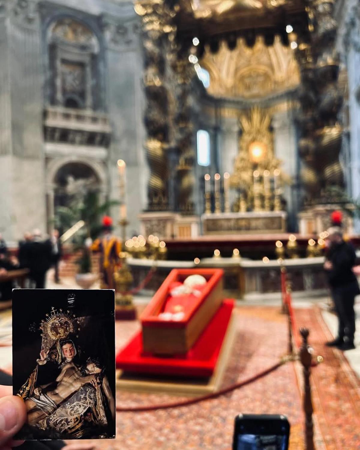 Raquel sur l'image de notre mère à la caméra de la chapelle brûlante de Francisco