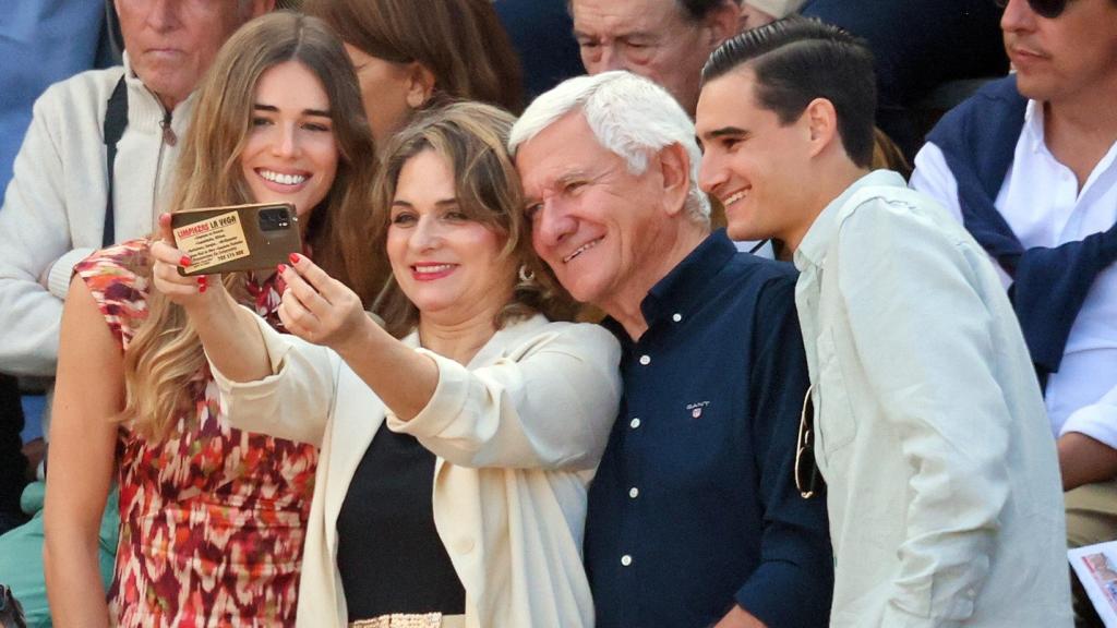 Ana Soria avec ses parents et son frère, faisant un selfie à Nimes, lors de la taurelle de Ponce.