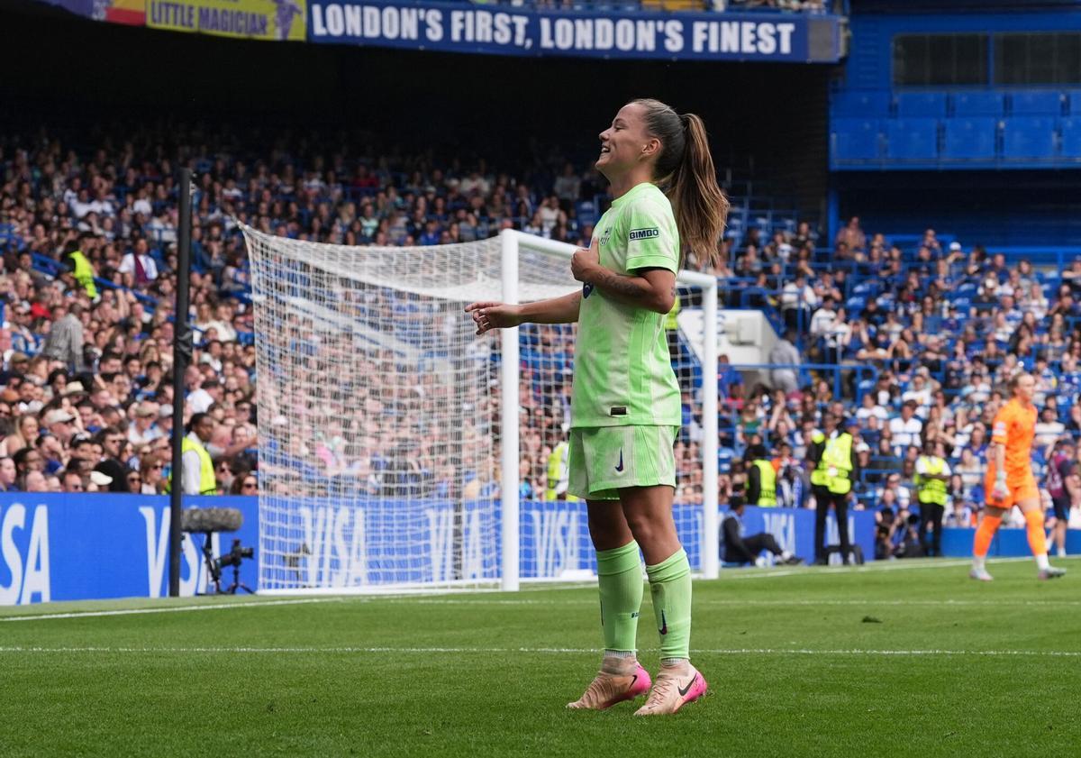 Football de football - Women's Champions League - Semi-finale - Seconde JEMP - Chelsea v FC Barcelone - Stamford Bridge, Londres, Grande-Bretagne - 27 avril 2025 FC Claudia Pina Celebats de Barcelone marquant le troisième but EY Reuters / Maja Smiejkowska
