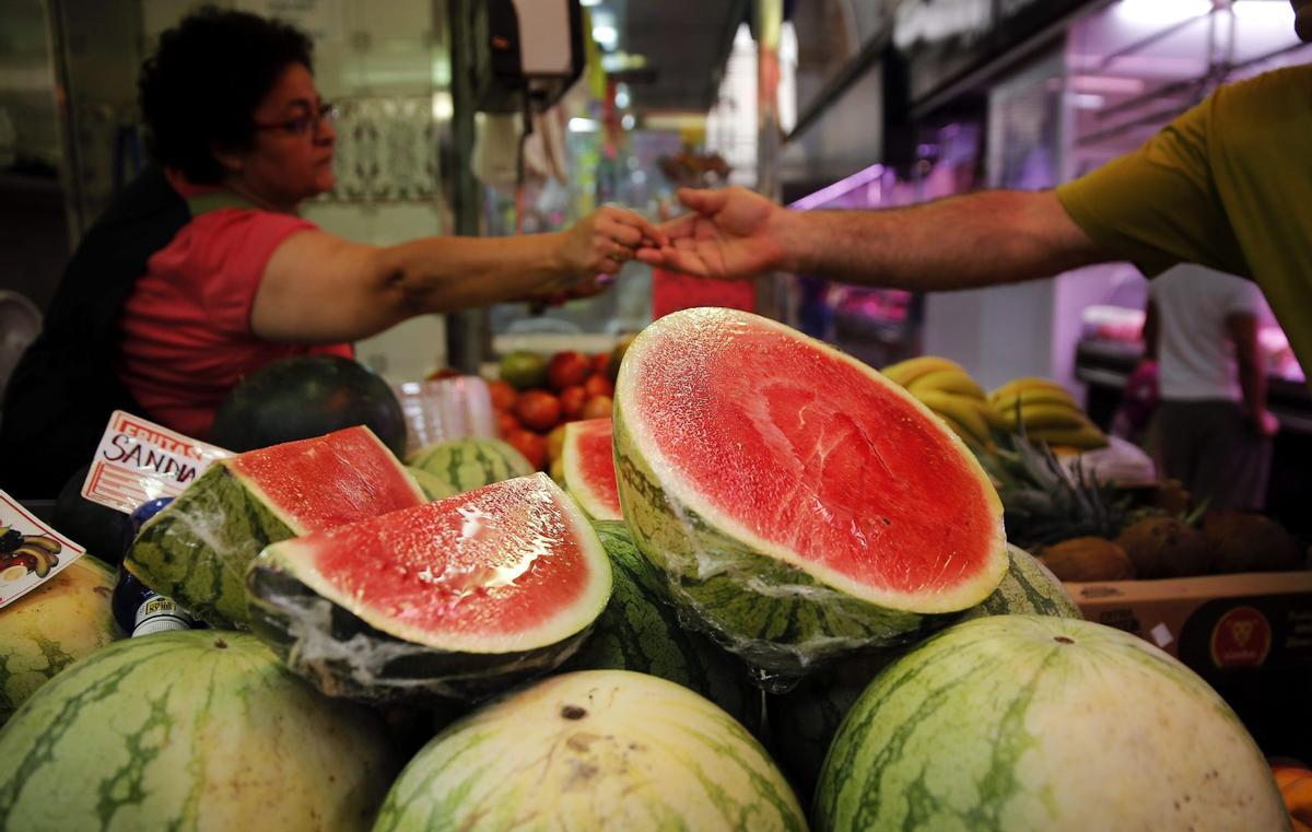 La pastèque dans un stand de vente de fruits sur le marché central de Valence.