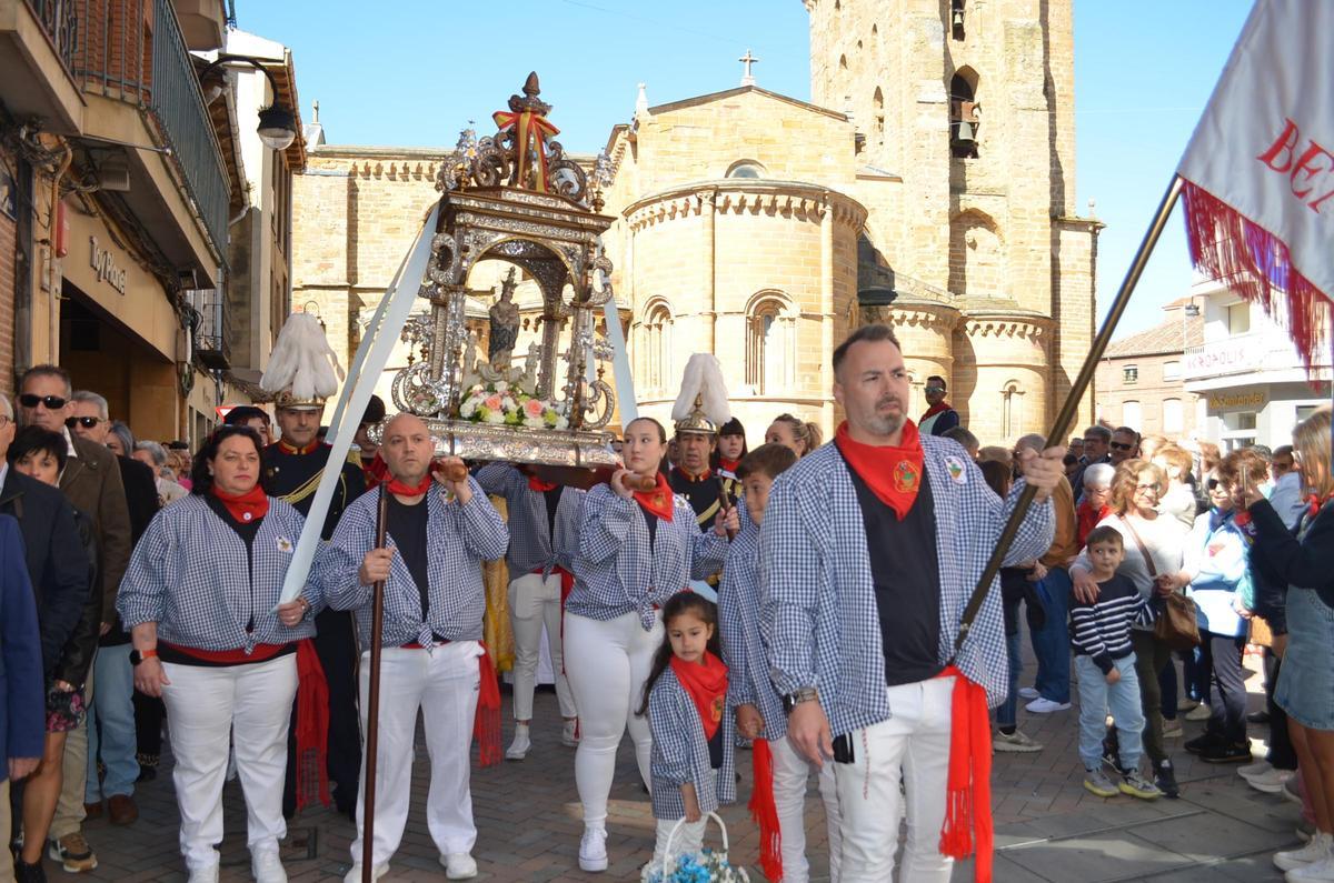 Procession de Veguilla quittant la Plaza de Santa María.