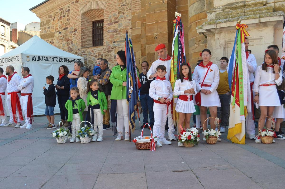 Plusieurs roches attendant l'arrivée des Virgen de la Vega à Santa María.