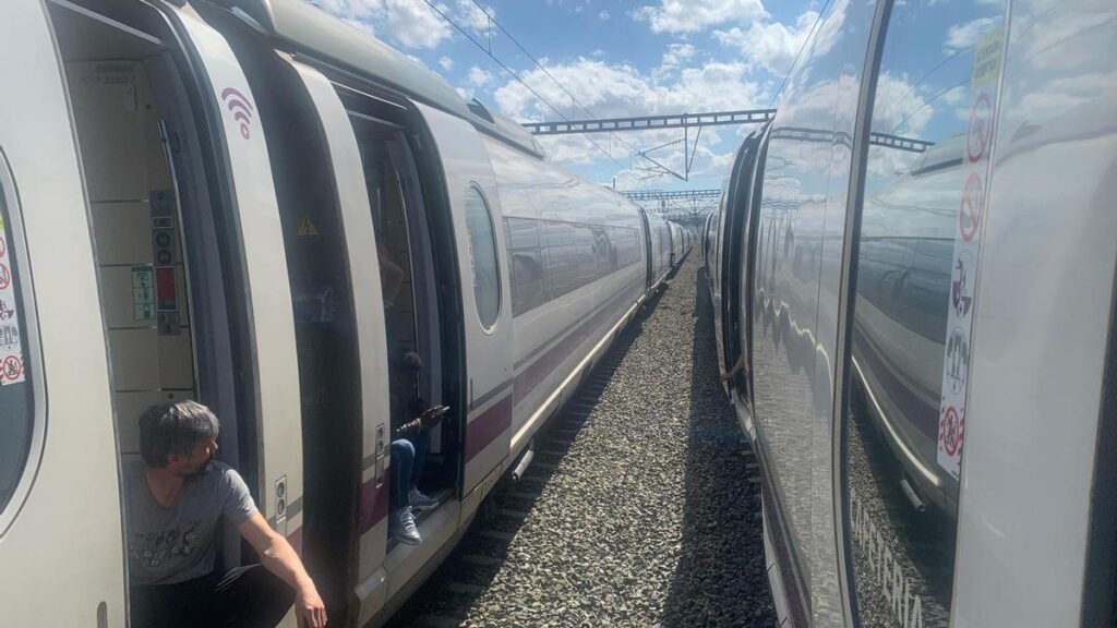Dos AVES parados entre Zaragoza y Madrid el día del apagón histótico.