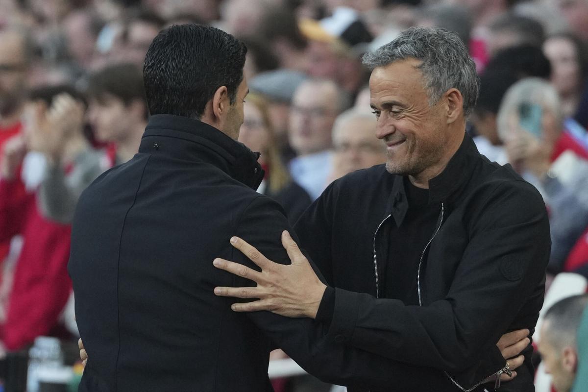 Hugs, le manager d'Arsenal, Mikel Arteta, accueille l'entraîneur-chef du PSG, Luis Enrique, avant le match de football en demi-finale de la Ligue des champions entre Arsenal et Paris Saint-Germain à l'Emirates Stadium à Londres, en Angleterre, le mardi 29 avril 2025.