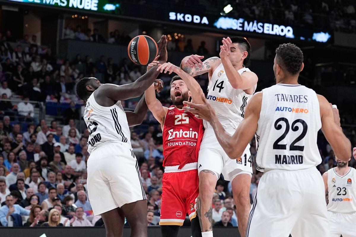 Alec Peters, Usman Garuba et Gabriel Deck au Real Madrid-Olympiacos.