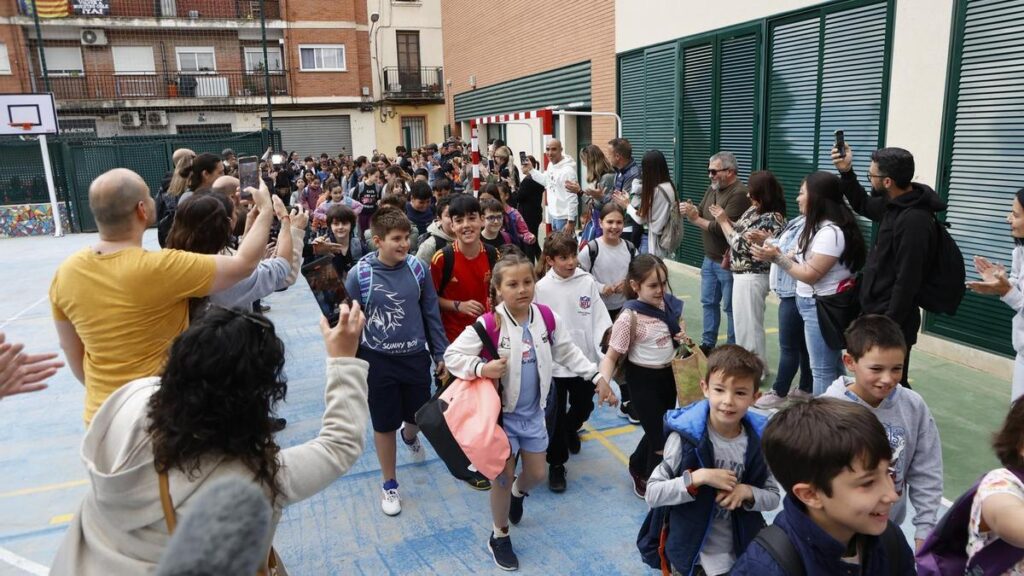 El alumnado del Rosa Serrano vuelve a las aulas seis meses después de la dana