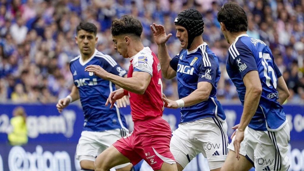 Aguado, perseguido por tres jugadores del Oviedo.