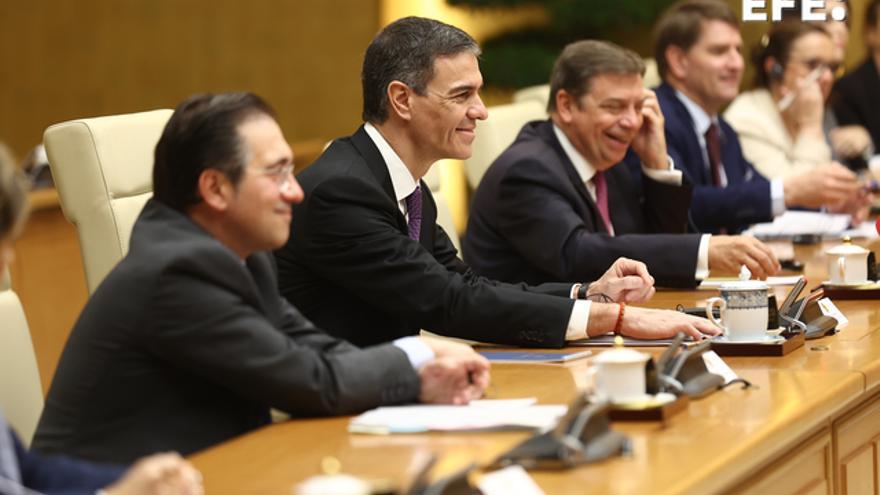 Pedro Sánchez, junto a Luis Planas y José Manuel Albares, durante su reunión con el primer ministro de Vietnam, Pham Minh Chinh.