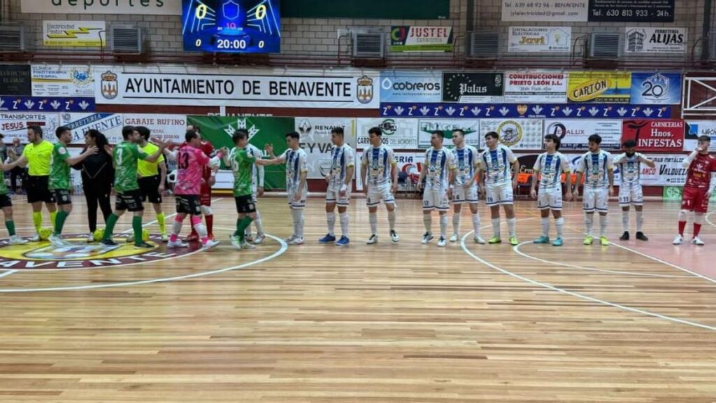 Saludo entre los jugadores del Atlético Benavente y Vilalba.