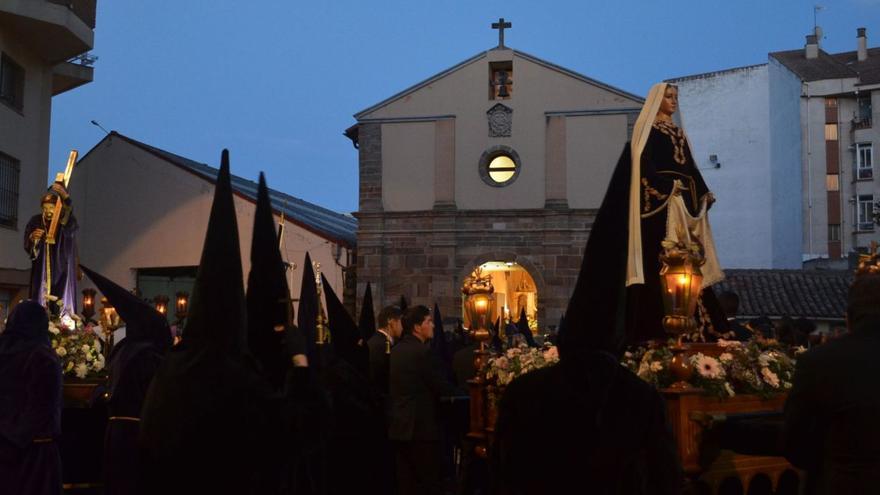 La Procesión de las Tinieblas acoge el interés de numerosos vecinos y visitantes que se dan cita en Benavente, desde la Ermita de la Soledad, para ver salir los pasos.