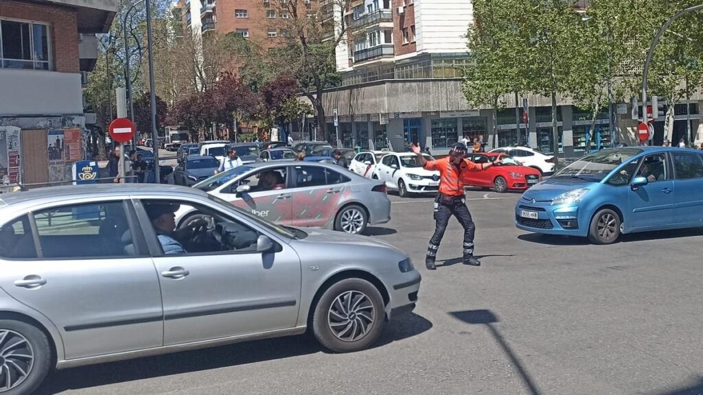 Felipe, el agente de movilidad de Madrid que salvó el tráfico del Paseo de Extremadura del caos absoluto tras el gran apagón.