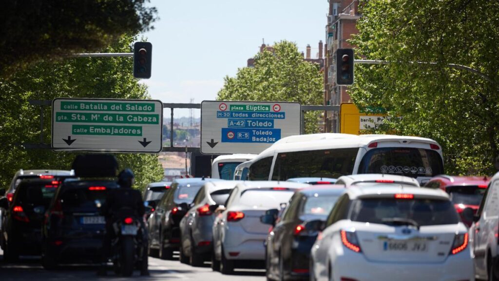 Gente durante el apagión en Atocha.
