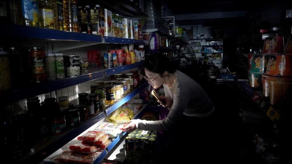 Red Eléctrica dice que el suministro eléctrico normal se restablecerá "en horas aunque no es posible cuantificarlo"