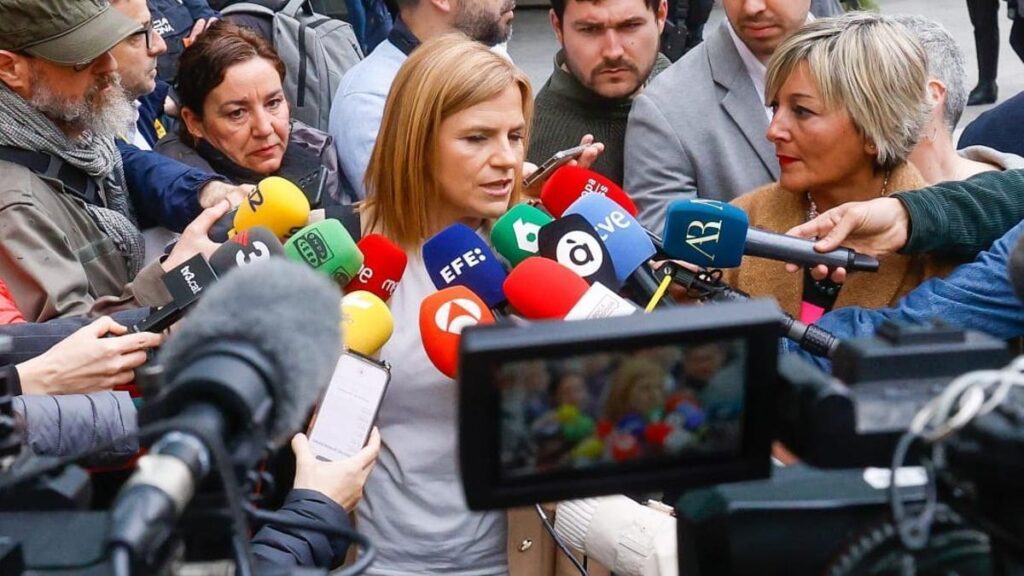 Bernabé atiende a los medios de comunicación antes de entrar a la Ciudad de la Justicia.