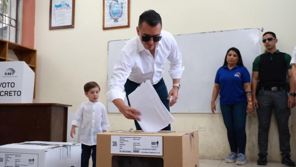 Archivo - Daniel Noboa vota en la primera vuelta de las elecciones presidenciales de Ecuador