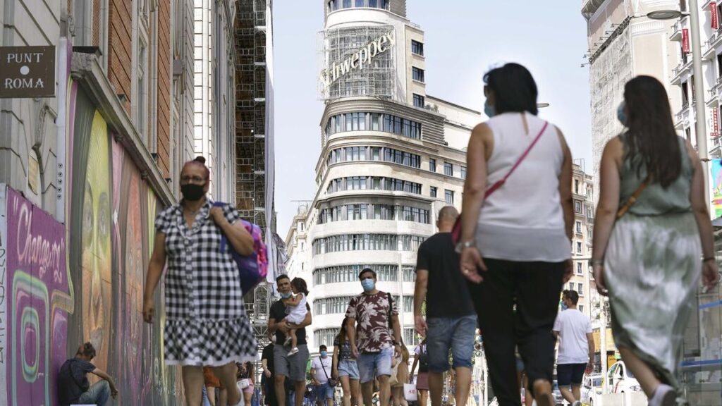 Imagen de archivo de transeúntes en la calle Gran Vía de Madrid