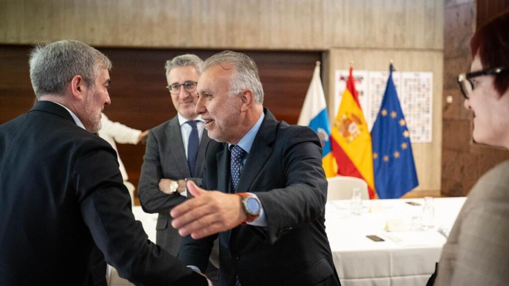 El ministro Ángel Víctor Torres (d) saluda al presidente Fernando Clavijo (i) antes de la reunión.