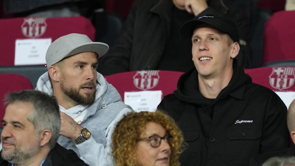 Íñigo Martínez y Dani Olmo, en la grada de Montjuïc durante el Barça-Betis.