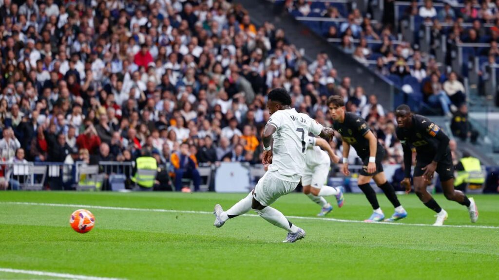 Vinicius falla un penalti en el partido entre  el Real Madrid y el Valencia en el Santiago Bernabéu