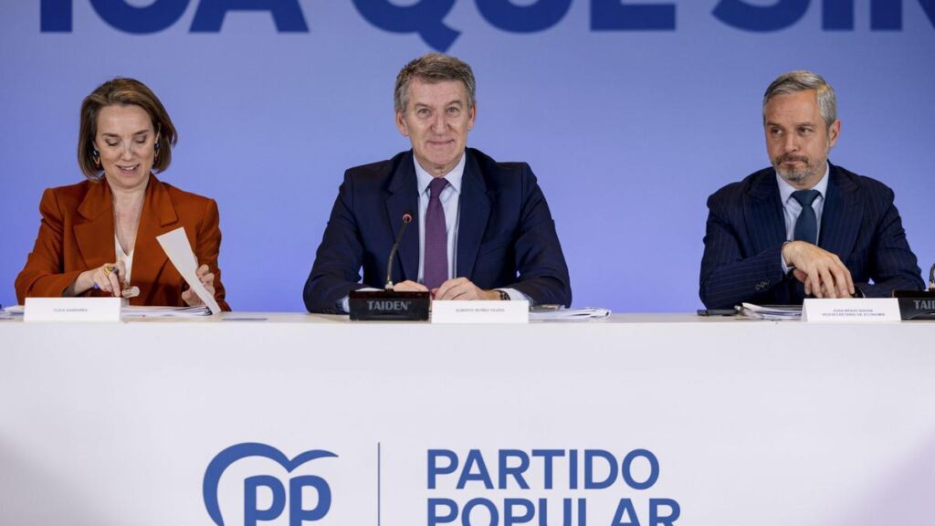 El líder del PP, Alberto Núñez Feijóo (c), acompañado de la secretaria general, Cuca Gamarra y el vicesecretario de Economía del partido, Juan Bravo, se reúnen con los sectores afectados por los aranceles de EEUU.