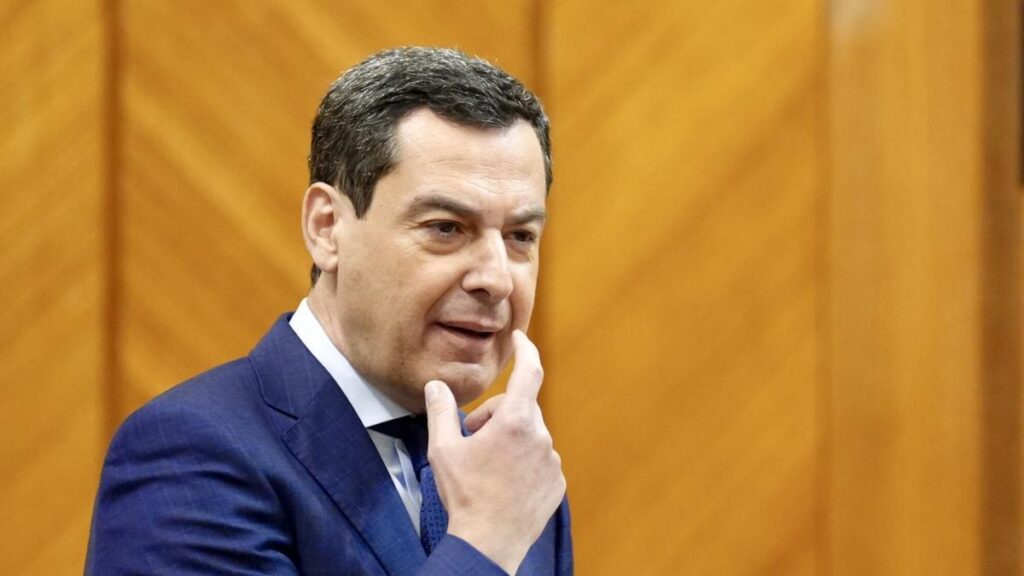 El presidente de la Junta de Andalucía, Juanma Moreno, en el Parlamento.
