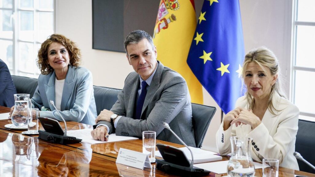 La vicepresidenta primera del Gobierno y ministra de Hacienda, María Jesús Montero; el presidente del Gobierno, Pedro Sánchez y la vicepresidenta segunda y ministra de Trabajo y Economía Social, Yolanda Díaz.