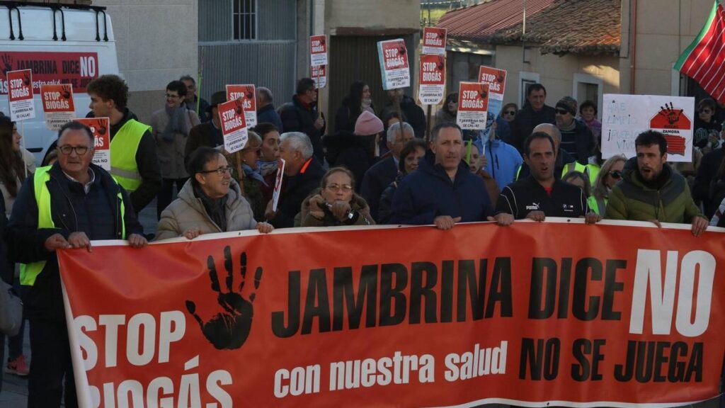 La negativa al biogás, a las puertas del Ayuntamuento de Peleas de Abajo