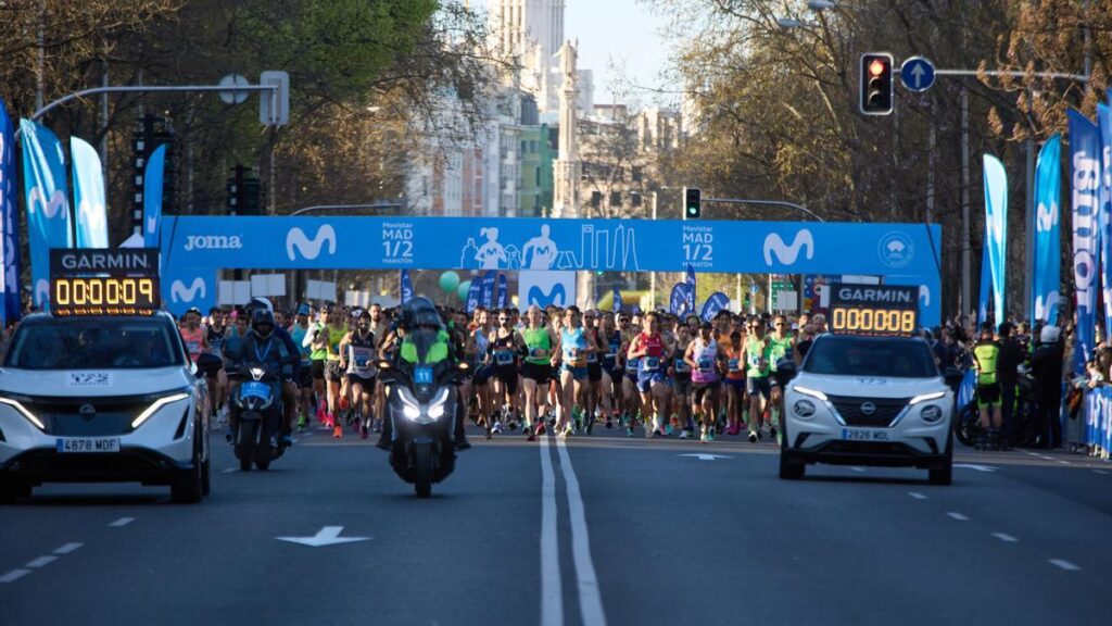 Varios corredores participan en la salida de la Movistar Media Maratón de Madrid,  a 26 de marzo de 2023, en Madrid (España). La prueba, incluida en el calendario oficial de la Asociación Internacional de Maratones y Carreras en Ruta (AIMS) cómo Road Race Label, recorre zonas emblemáticas de la ciudad de Madrid. Junto al medio maratón se celebra la Carrera ProFuturo, una carrera de cinco km asequible para todos los corredores populares. SOCIEDAD Jesús Hellín - Europa Press