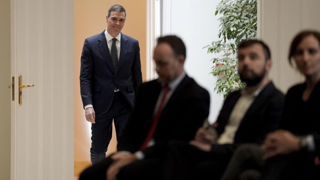 El presidente del Gobierno, Pedro Sánchez, antes de su intervención en Moncloa para anunciar el plan de respuesta a los aranceles.