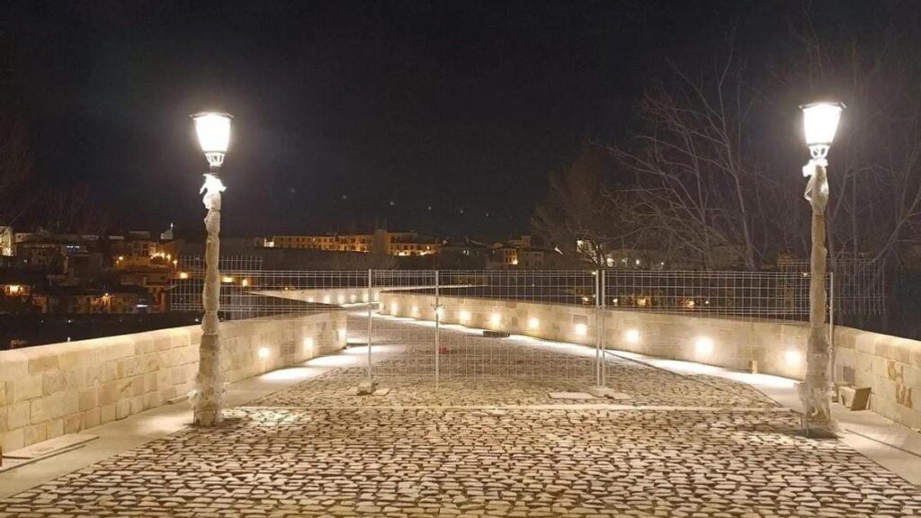 Adoquines en el Puente de Piedra con la nueva iluminación.