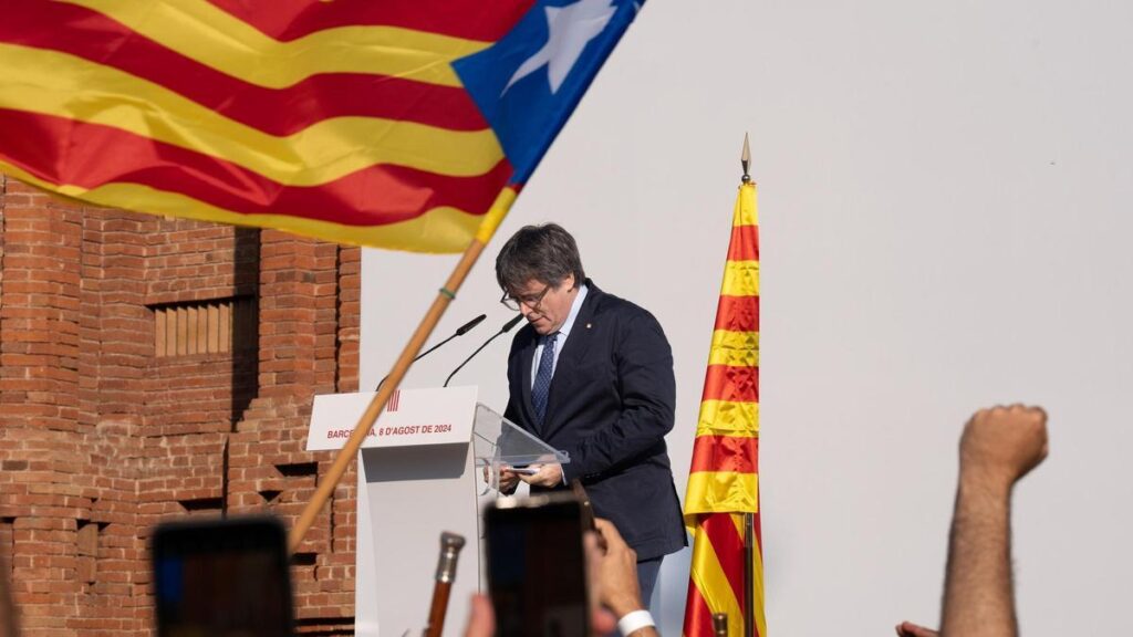 Archivo - El expresidente de la Generalitat de Catalunya Carles Puigdemont interviene en un acto de bienvenida organizado por entidades independentistas en el paseo Lluís Companys, a 8 de agosto de 2024, en una imagen de archivo.