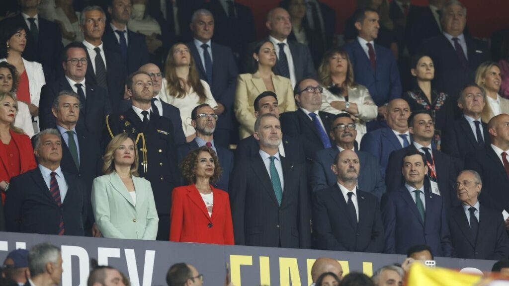 El rey Felipe VI preside la final de la Copa del Rey que disputan Real Madrid y FC Barcelona en el estadio de La Cartuja, en Sevilla