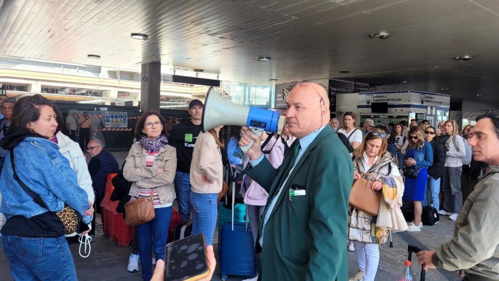 Un supervisor de ADIF informa con un megáfono en Chamartín durante el apagón.