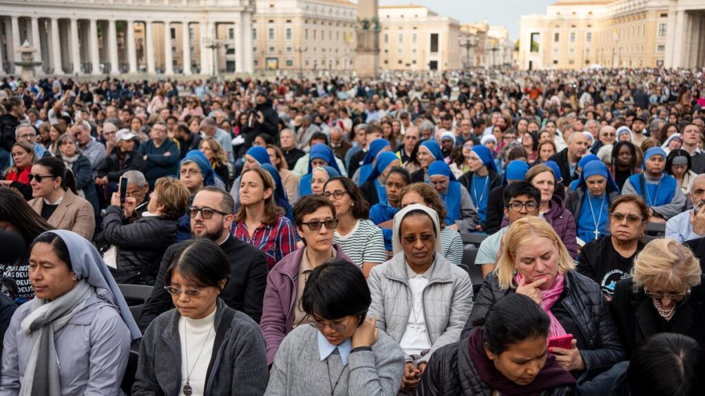 Mujeres rezan el rosario tras la muerte del Papa Francisco en la Ciudad del Vaticano