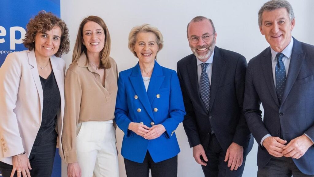 Dolors Montserrat, Roberta Metsola, Ursula Von der Leyen, Manfred Weber y Núñez Feijóo.