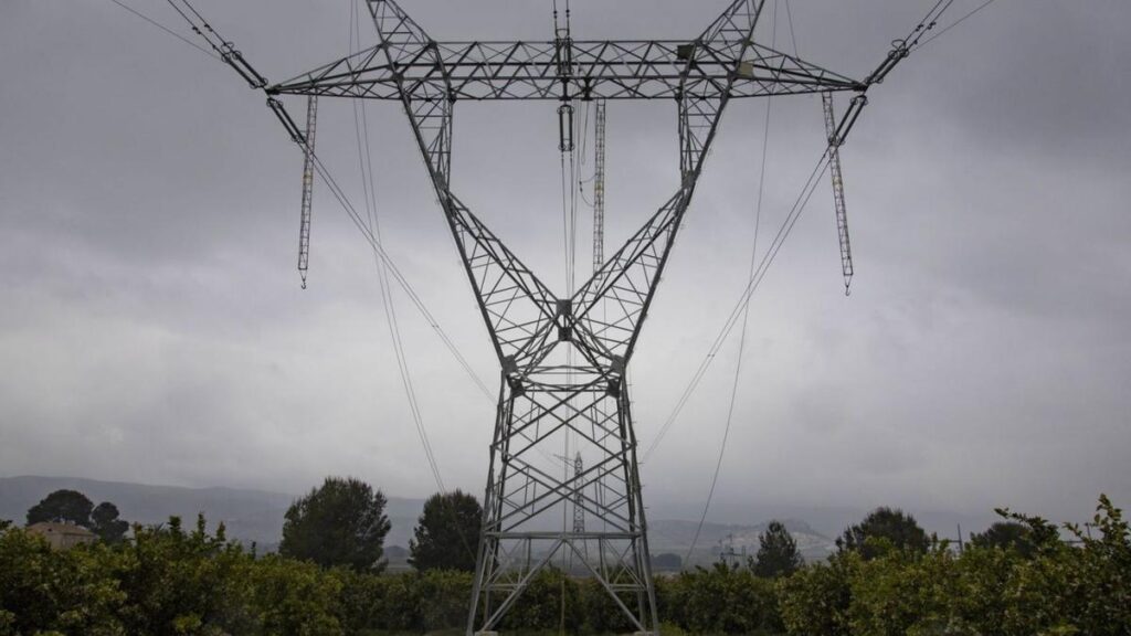 Una torre eléctrica en las proximidades de la subestación de Montesa.